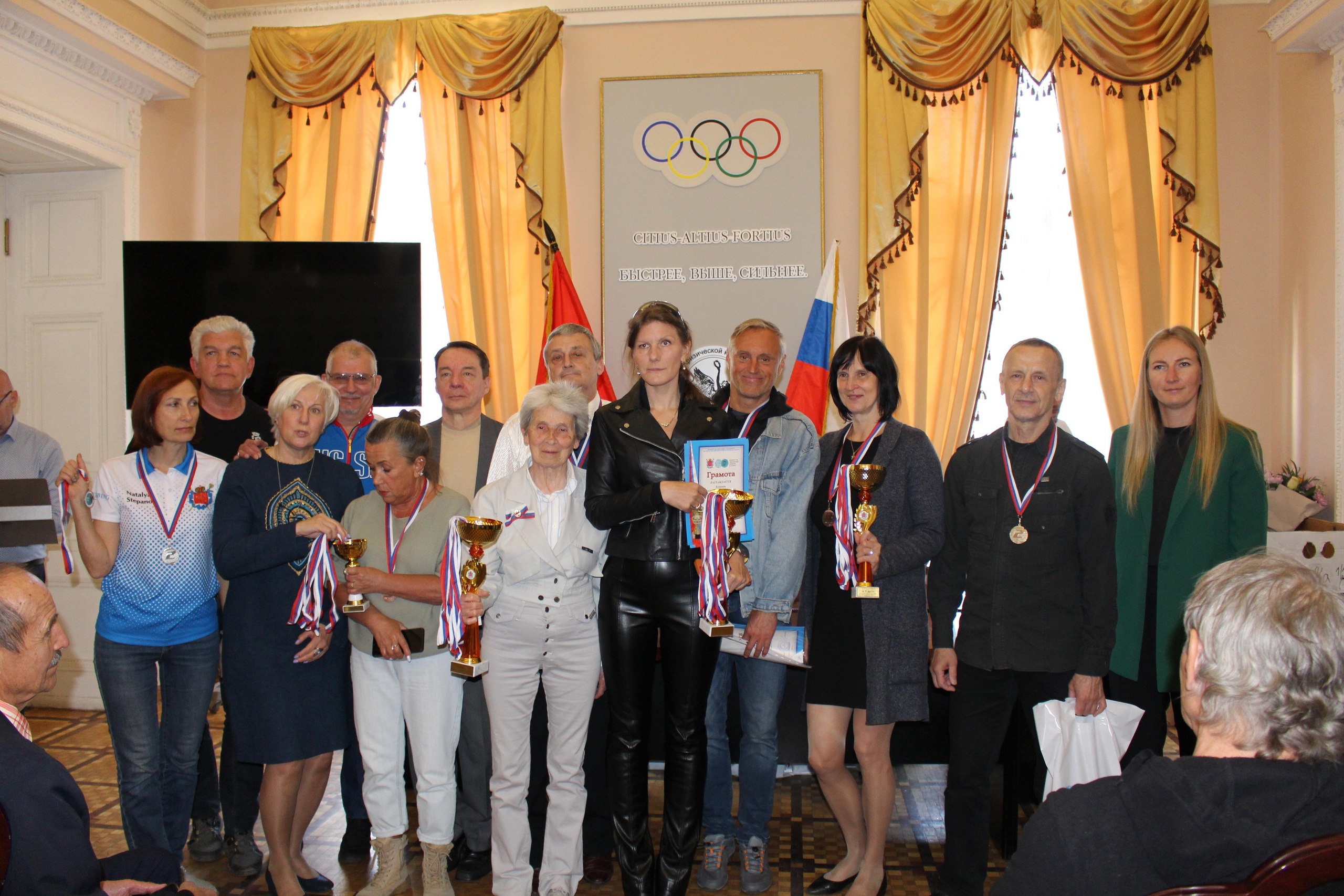 общее фото команды района в Олимпийском зале комитета