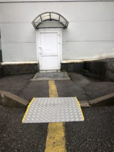 входная дверь для инвалидов-колясочников