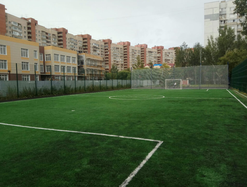 футбольное поле с зеленым покрытием
