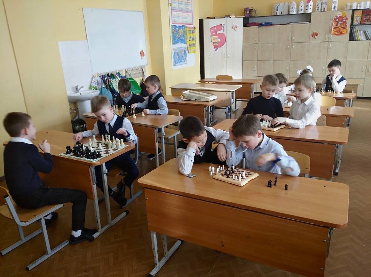 дети играют в шахматы